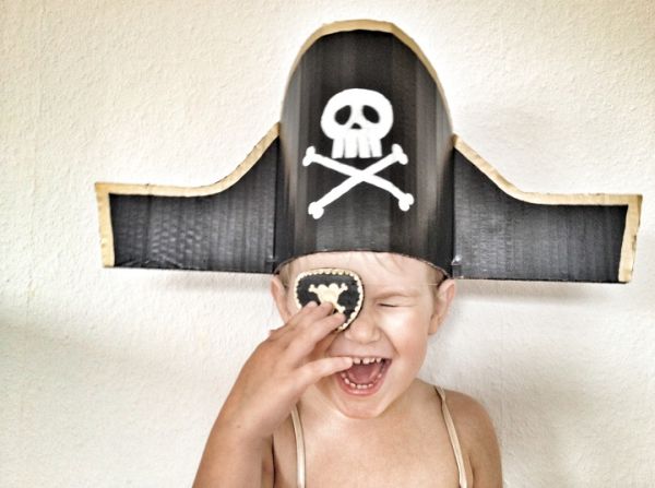 Para uma festa à fantasia, carnaval ou até mesmo festa de Halloween, este chapéu de pirata infantil é perfeito (Foto: lifeandstyle.alexandalexa.com)