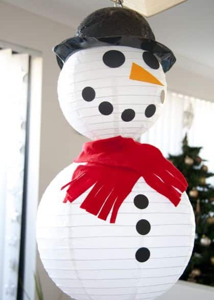 Você pode pendurar ou deixar em pé este boneco de neve para enfeitar no Natal, mas sempre com visual incrível pra o seu espaço (Foto: alittledelightful.com)