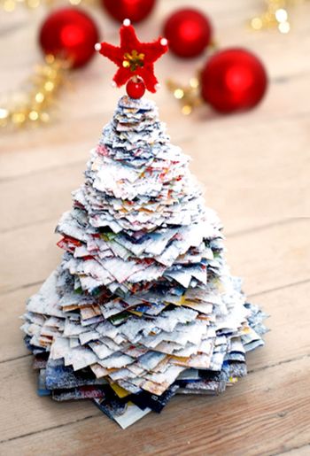 Esta árvore de Natal com reciclagem de jornal é linda e nem parece ter sido feito com material reciclável (Foto: pragentemiuda.org)