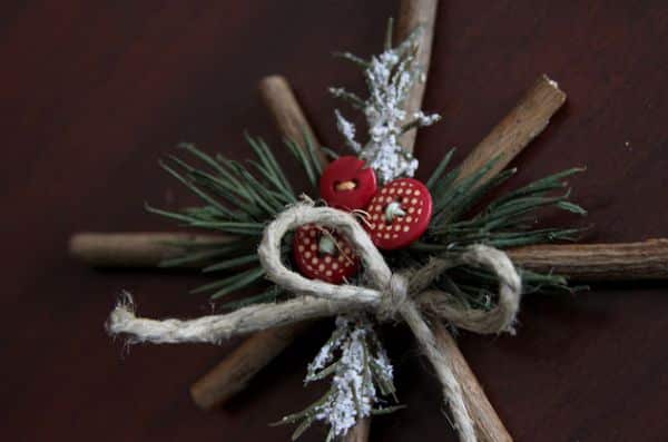 Artesanato de Natal com galhos de árvore pode enfeitar qualquer lugar de sua casa (Foto: littlethingsbringsmiles.com)