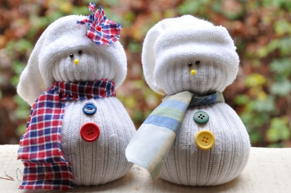 Bonecos de neve feito de meia são fofos e lindos (Foto: darkroomanddearly.com) 