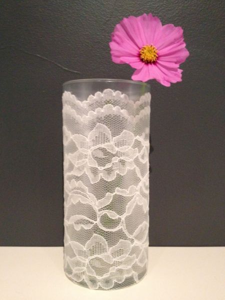 Decorar um vaso com renda e mis fácil do que você imagina (Foto: matchmadeonhudson.com)