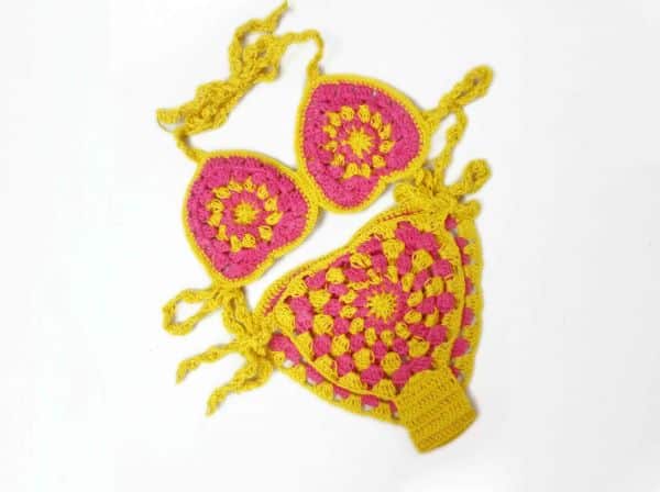 Este biquíni infantil de crochê é lindo e vai fazer a sua menina fazer o maior sucesso (Foto: make-handmade.com)