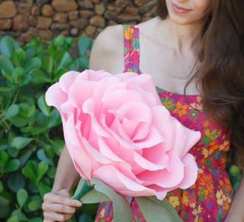 Rosa de papel crepom é fácil de ser feita e muito linda (Foto: madamecriativa.com.br)