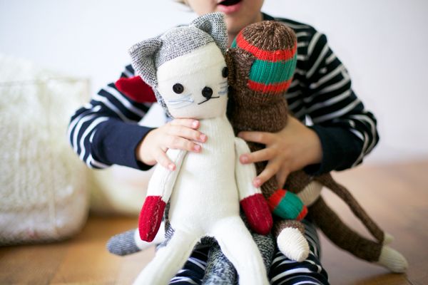 Gatinho feito de meia é fofo e os bebês adoram (Foto: pinkpistachio.com)