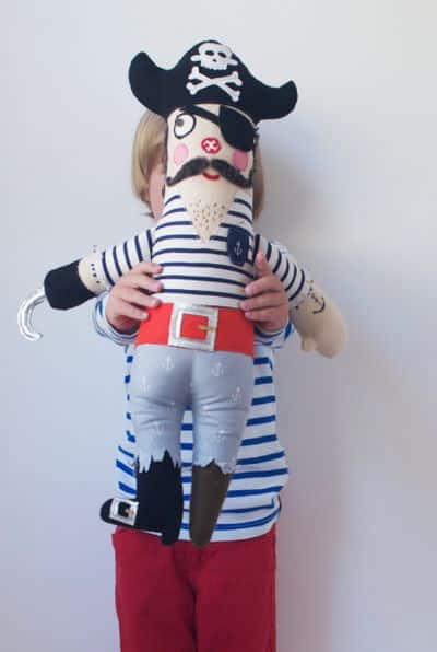 Você vai agradar a todos com este simpático boneco de pano pirata (Foto: onemoremushroom.com)