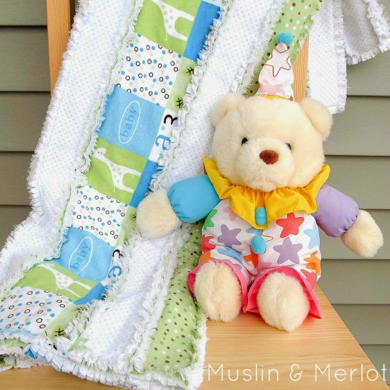Esta linda colcha para bebê pode ser feita com a cor ou estampa de sua preferência (Foto: muslinandmerlot.blogspot.com.br)