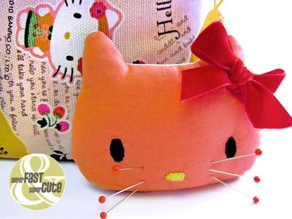 Almofada da Hello Kitty pode assumir várias funções (Foto: sew4home.com) 
