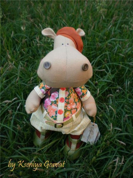 Hipopótamo em tecido pode ser menino ou menina, dependendo da roupinha que você vestir nele (Foto: mmodnaya.ru)
