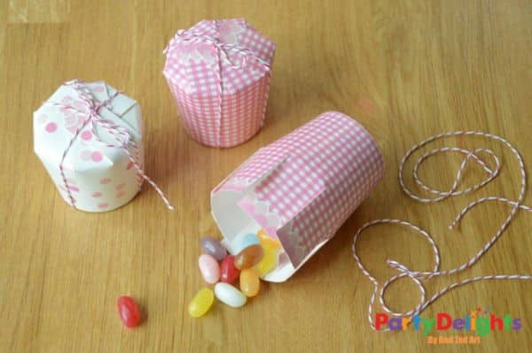 Esta lembrancinha para festa infantil de copo descartável é barata e simples, mas muito bonitinha e interessante (Foto: blog.partydelights.co.uk)