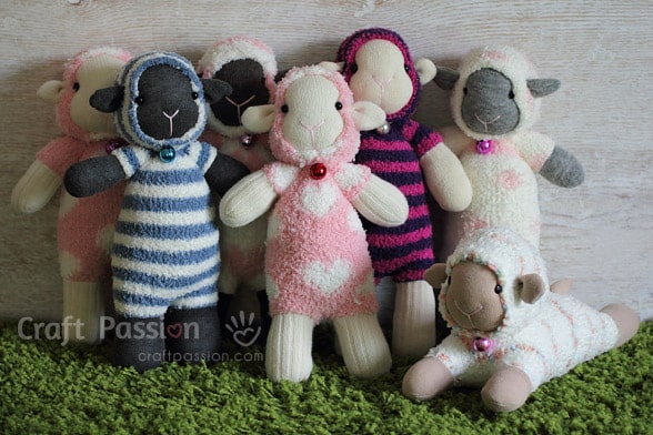 Ovelha feita de meia vai encantar adultos e crianças (Foto: craftpassion.com)