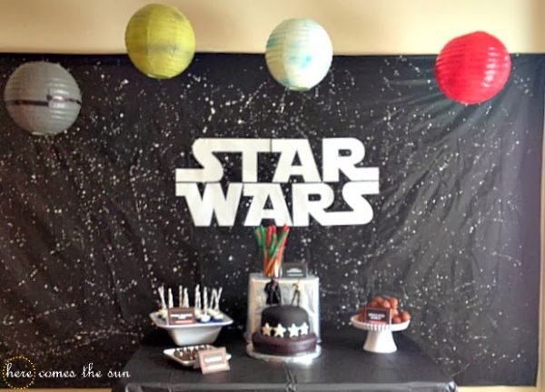 Invista em muitas ideias para decoração de festa infantil Star Wars (Foto: herecomesthesunblog.net)                    