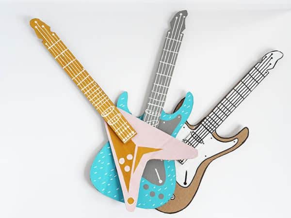 Guitarra infantil de papelão é divertida e barata de ser conseguida (Foto: handmadecharlotte.com)