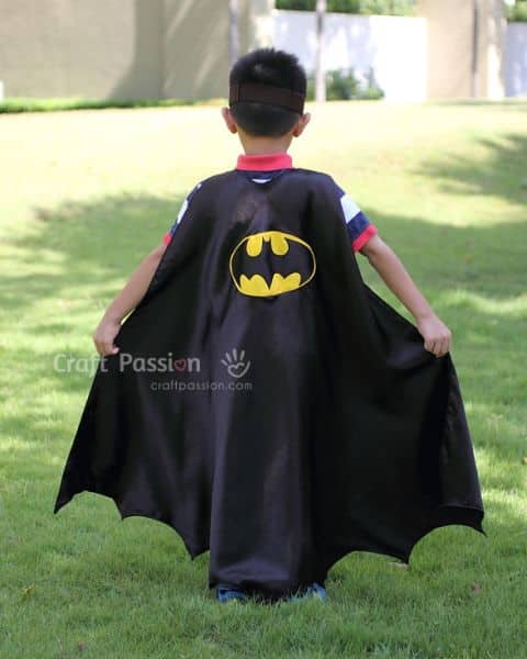 Você pode até ganhar um bom dinheiro confeccionando esta capa infantil do Batman (Foto: craftpassion.com)