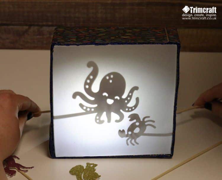 Caixa de sombra para teatrinho infantil diverte e ensina (Foto: trimcraft.co.uk)