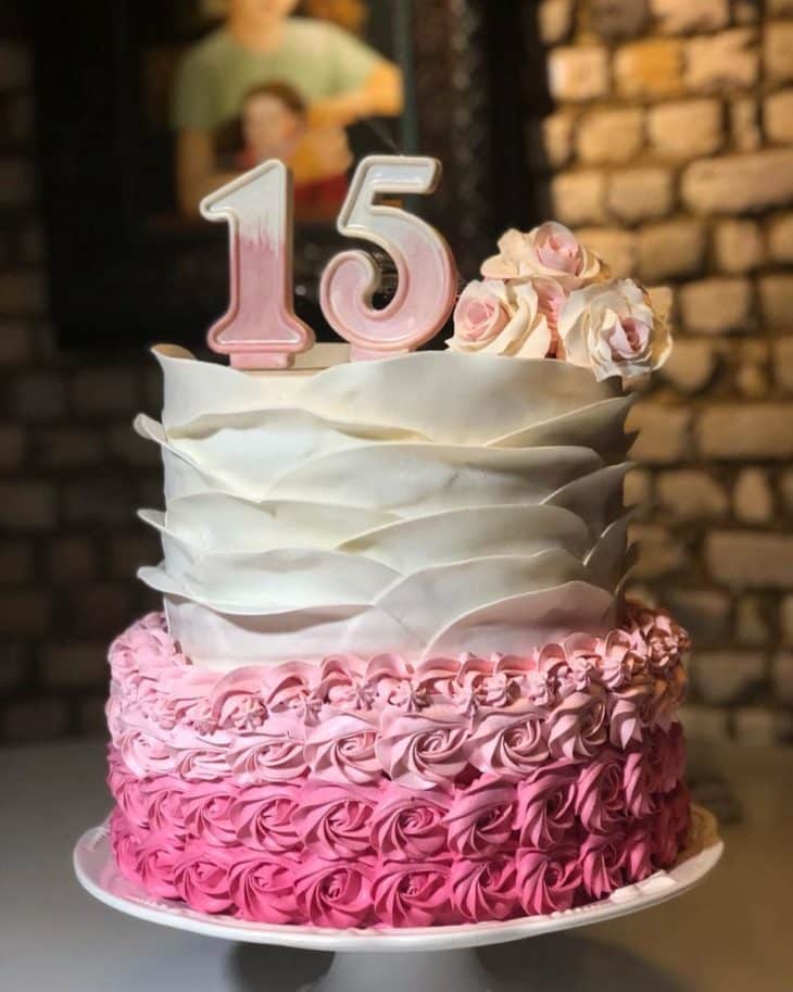 bolo com flores rosa