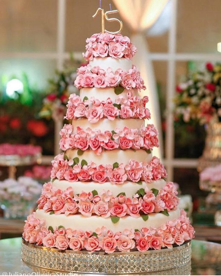 bolo com flores rosas 