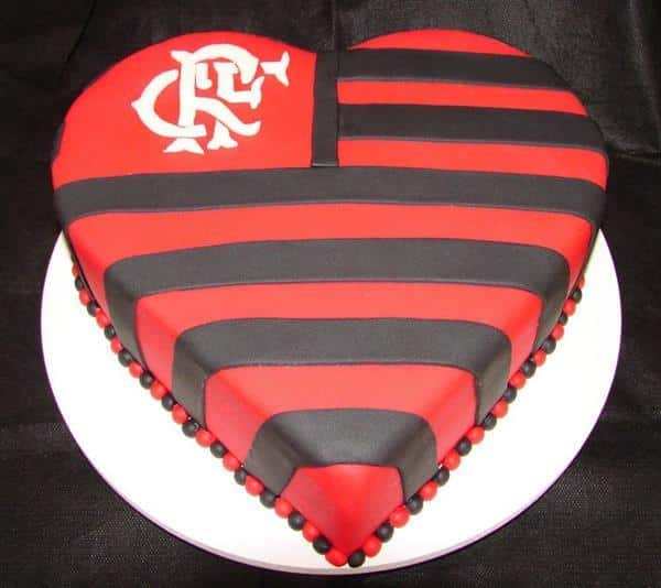 bolo do flamengo em formato de coração