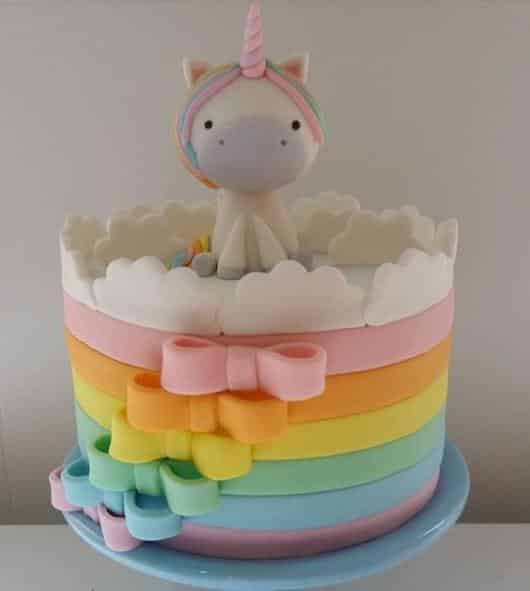 bolo de unicórnio com arco iris