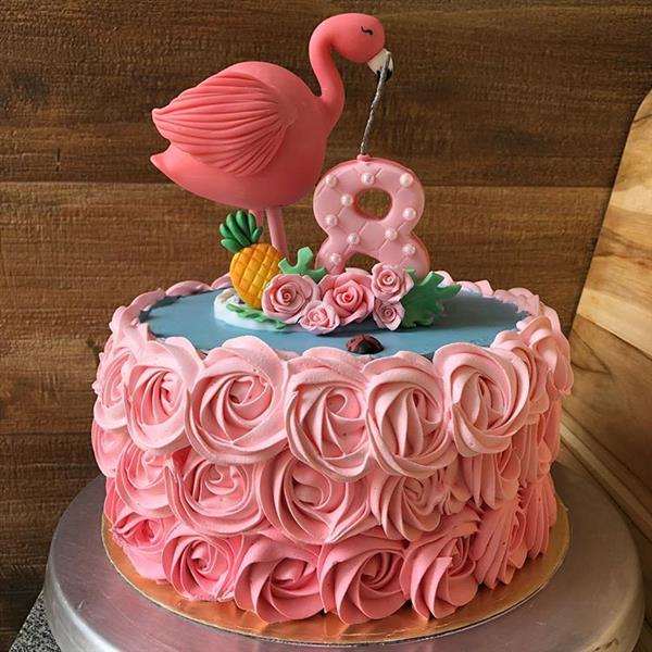 bolo flamingo com rosas de chantilly
