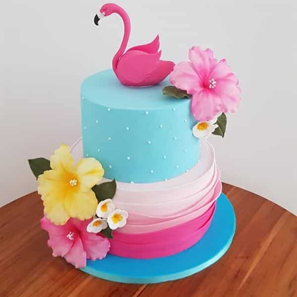 bolo decorado com pasta americana azul e rosa