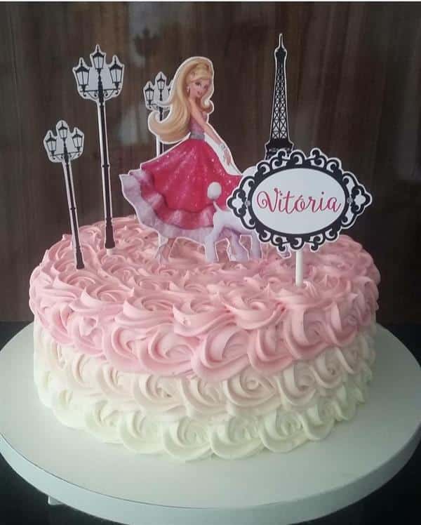 bolo de chantilly rosa e branco