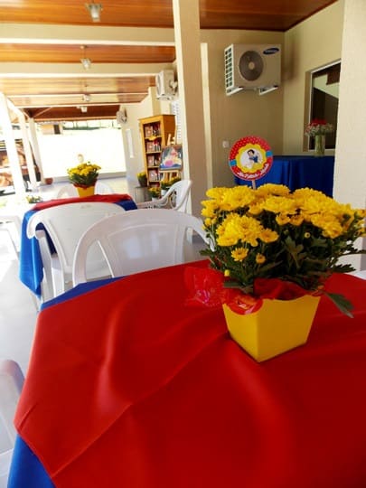 centro de mesa com vasinho de flores