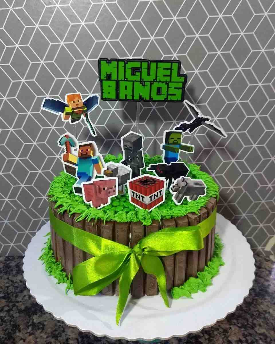 Bolo De Aniversário Para Fã De Um Jogo Minecraft Sobre Fundo Verde. Bolo  Para Um Guelezinho Decorado Com Grama Verde Comestível Foto de Stock  Editorial - Imagem de delicioso, paisagem: 242805188