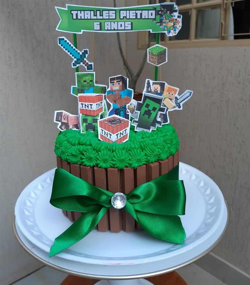 Bolo De Aniversário Para Fã De Um Jogo Minecraft Sobre Fundo Branco. Bolo  Para Um Guelezinho Decorado Com Grama Verde Comestível Imagem Editorial -  Imagem de ilustrativo, computador: 250834155