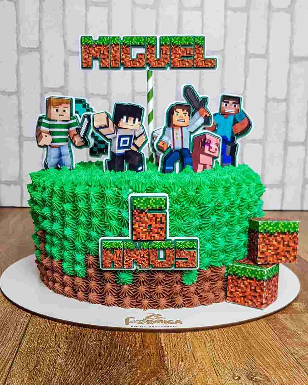 Bolo De Aniversário Para Fã De Um Jogo Minecraft Sobre Fundo Verde. Bolo  Para Um Guelezinho Decorado Com Grama Verde Comestível Foto de Stock  Editorial - Imagem de delicioso, paisagem: 242805188