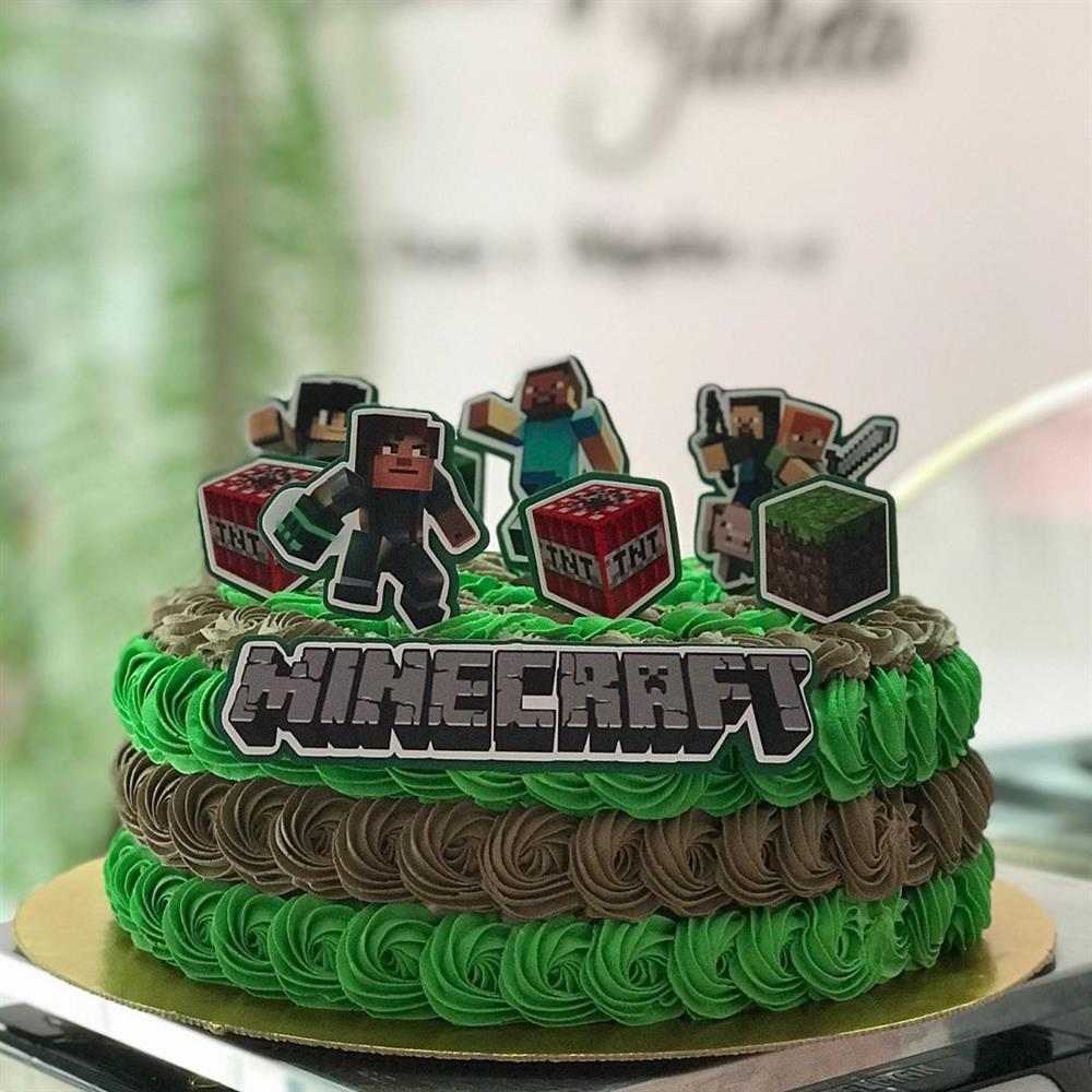 Bolo De Aniversário Para Fã De Um Jogo Minecraft Sobre Fundo Branco. Bolo  Para Um Guelezinho Decorado Com Grama Verde Comestível Imagem Editorial -  Imagem de ilustrativo, computador: 250834155