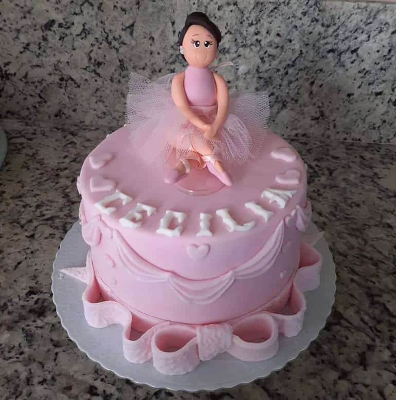 bailarina feita em biscuit para topo de bolo