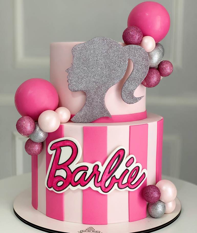 BOLO DE 2 ANDARES TEMA BARBIE  Tema barbie. Forma de 2 kilos