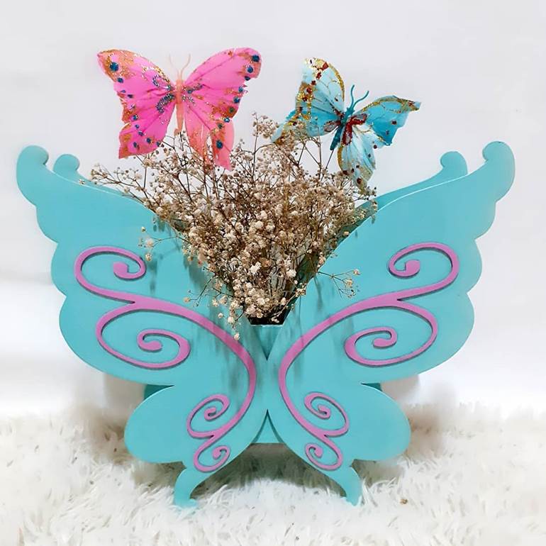 Centro de mesa borboleta e flores