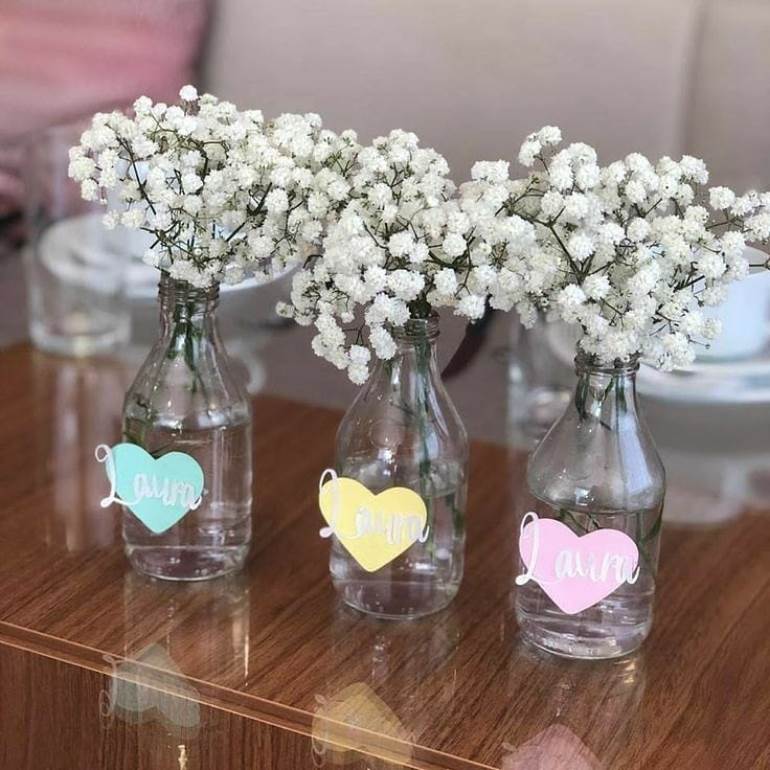 Centro de mesa de vaso de vidro com flores