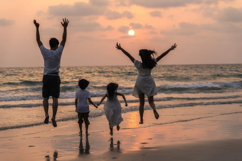 familia feliz de ferias na praia