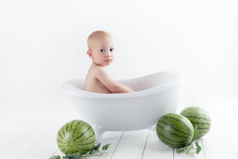 Bebê na banheira com melancias