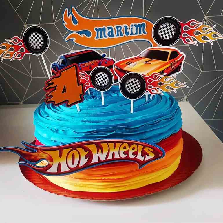 Montando um bolo do hot wheels💙✨ . . . . . . . . #confeitaria