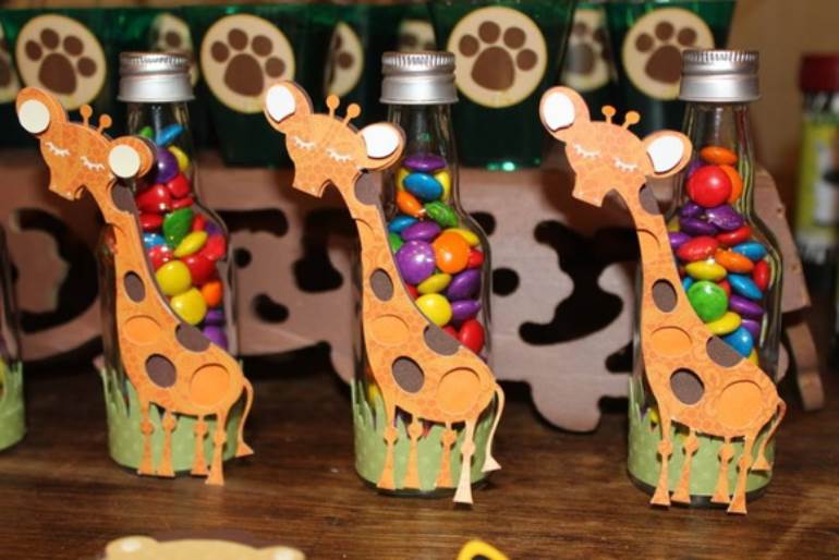 Centro de mesa de girafa com garrafa