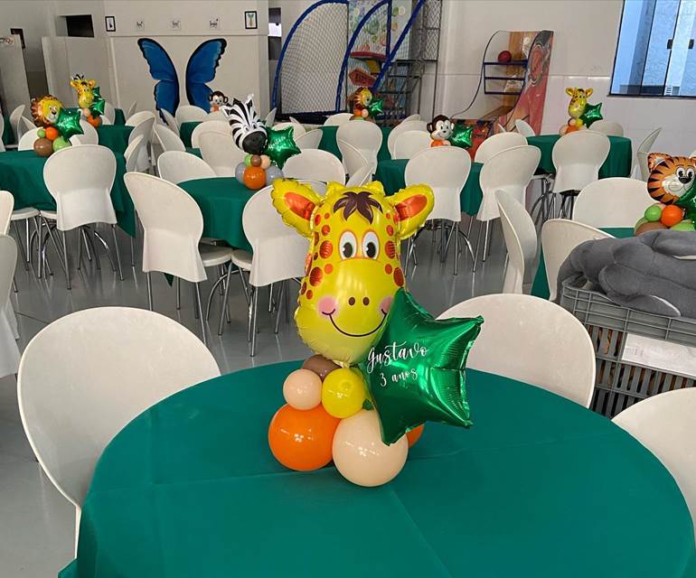 Centro de mesa de balões com girafa