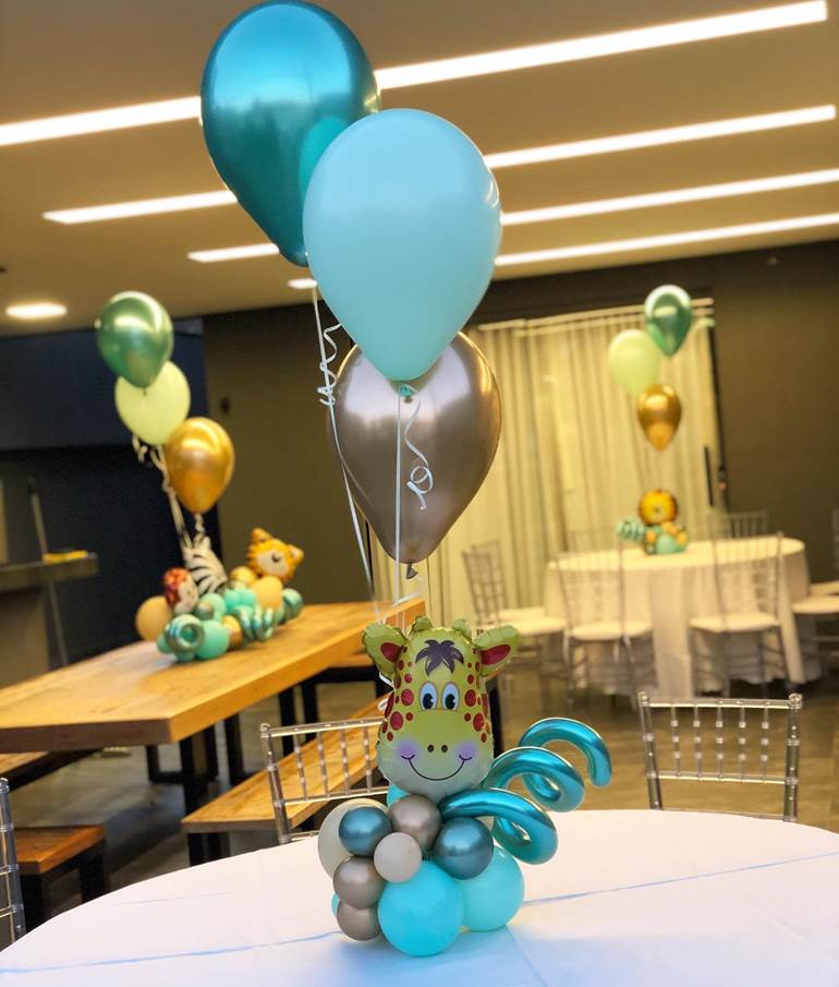 Centro de mesa com balões azuis e de girafa