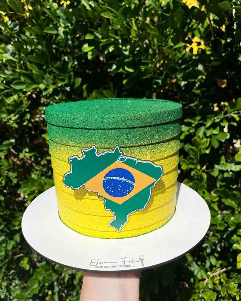 Bolo com bandeira do Brasil no mapa