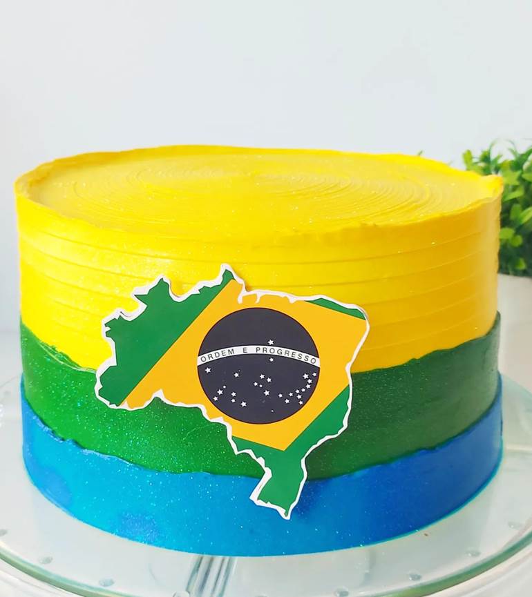 Bolo 3 cores com mapa e bandeira do Brasil