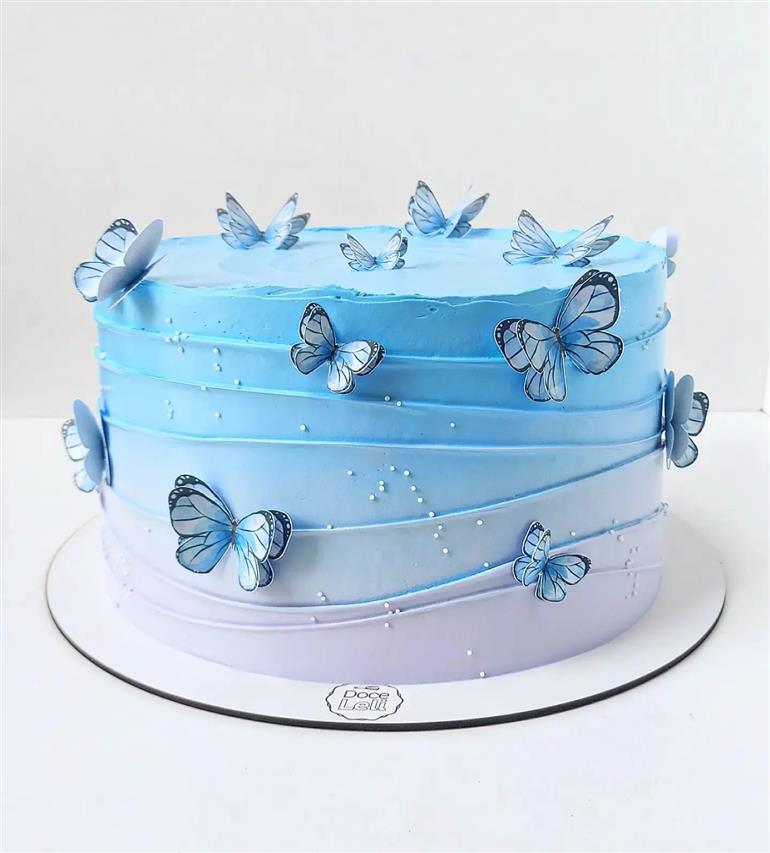 decoração de bolo de borboleta azul e lilas