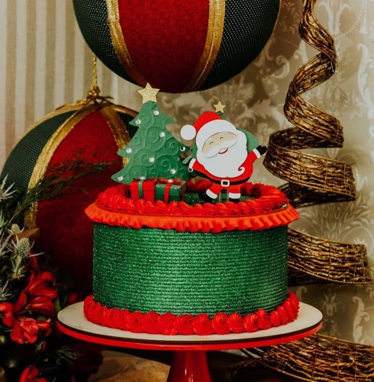 bolo verde e vermelho com topo