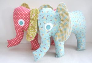 Elefantinho de tecido vai divertir os seus pequenos (Foto: craftinessisnotoptional.com)