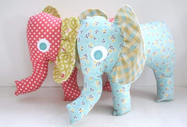 Elefantinho de tecido vai divertir os seus pequenos (Foto: craftinessisnotoptional.com)