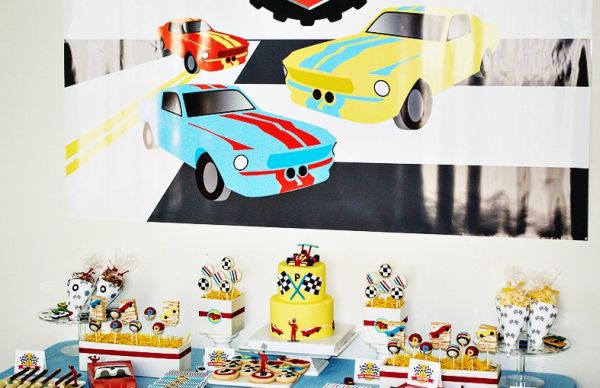 Aniversário de carro de corrida, Decoração de festa infantil tema carros,  Aniversário de gêmeos
